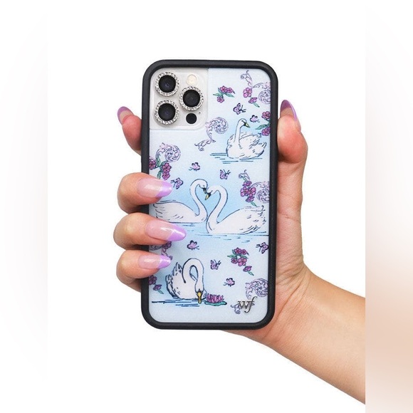 Wildflower Iphone 14 Pro Case BUNDLE (Wildflower, Aritzia Superpuff, Otterbox) - Picture 13 of 16